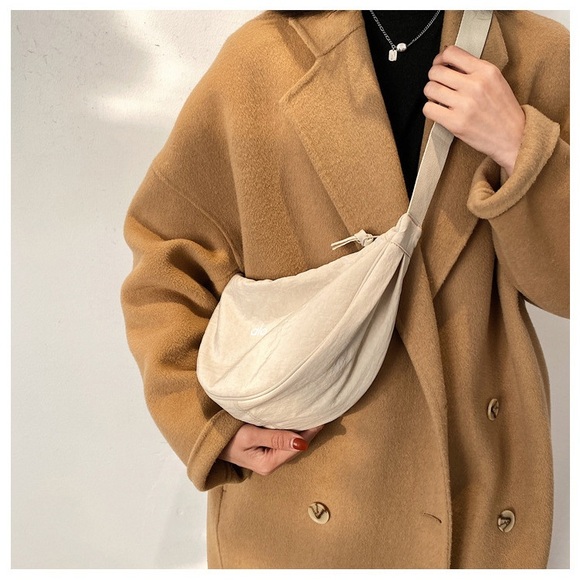 🍇 Alo Yoga Crossbody Bag - Picture 5 of 5